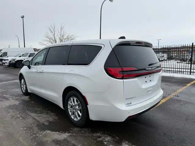 2023 Chrysler Pacifica - Photo 7