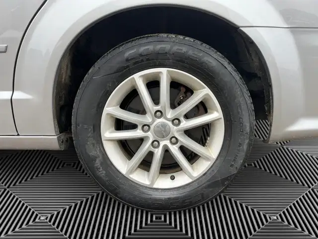 2017 Dodge Grand Caravan SXT | CLEAN CARFAX | BIG SCREEN | BACK- - Photo 7