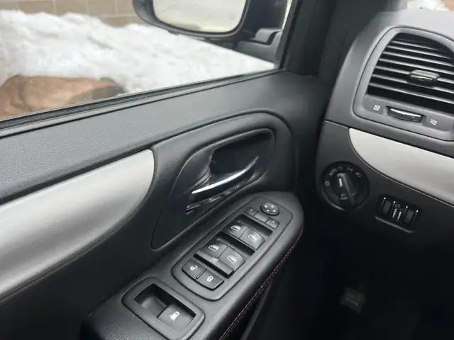 2014 Dodge Grand Caravan R/T | CLEAN CARFAX | BACK-UP CAM | LEAT - Photo 28