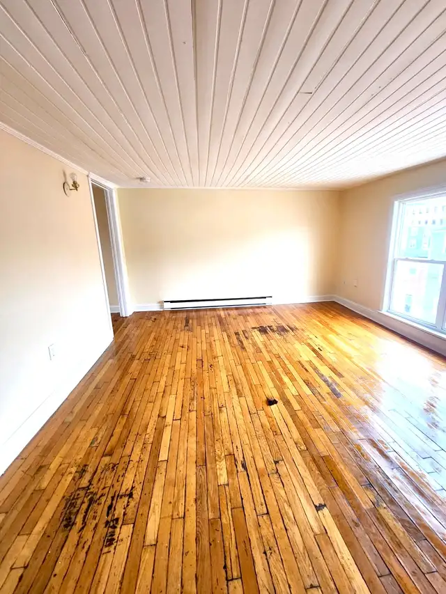 Small 1 Bedroom Apartment Downtown, No Pets, Text to View - Photo 3