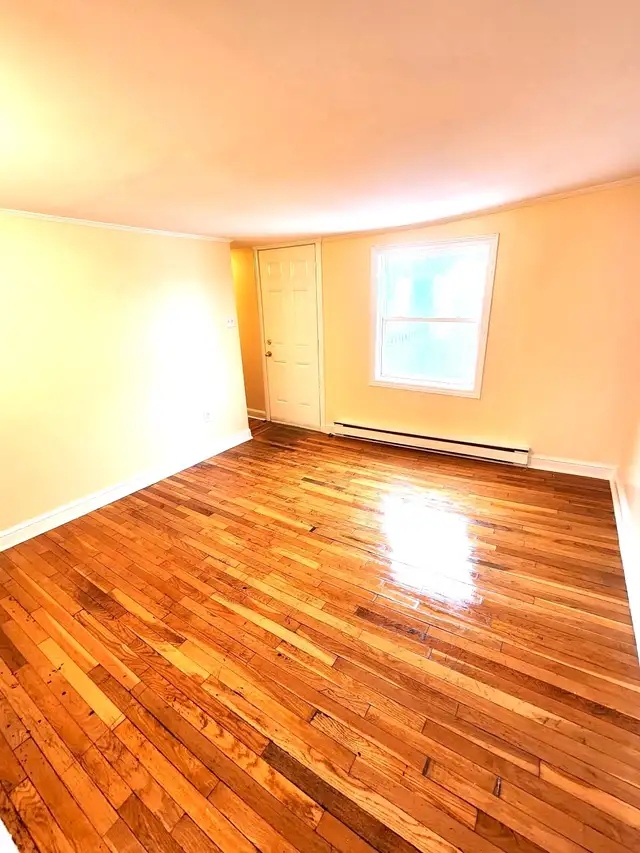 Small 1 Bedroom Apartment Downtown, No Pets, Text to View - Photo 5