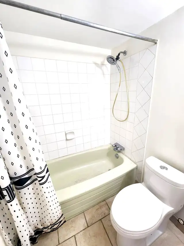 Small 1 Bedroom Apartment Downtown, No Pets, Text to View - Photo 7