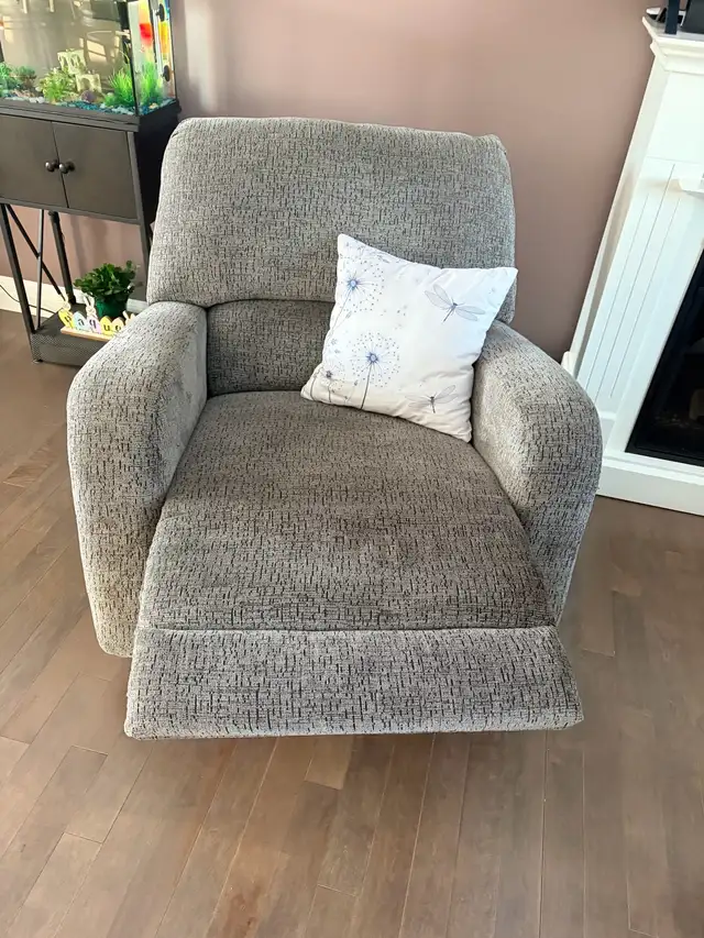 Very nice recliner is great condition for sale for $250 - Photo 2