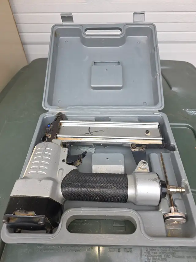 IDI Air Brad Nailer 18' Gauge With Hard Plastic Case And Nails