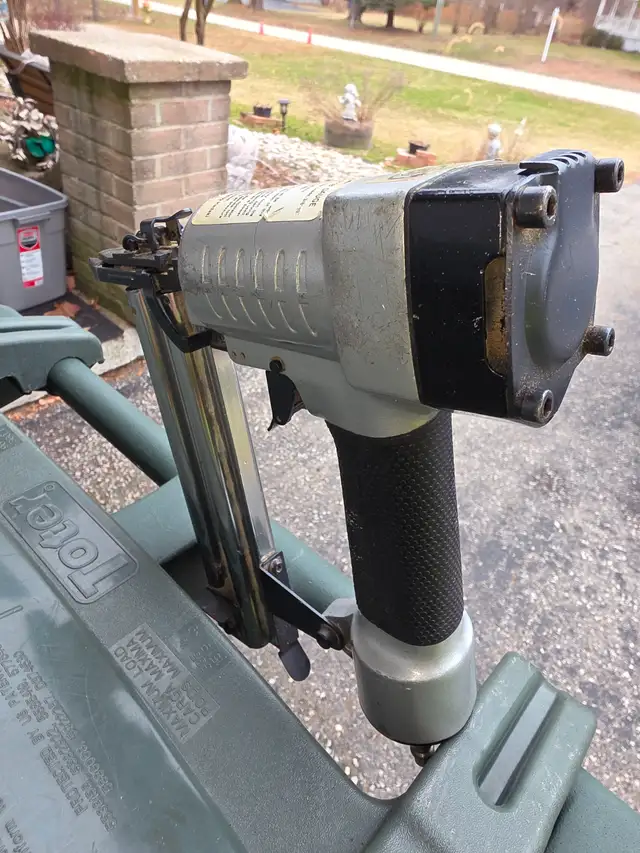 IDI Air Brad Nailer 18' Gauge With Hard Plastic Case And Nails - Photo 2