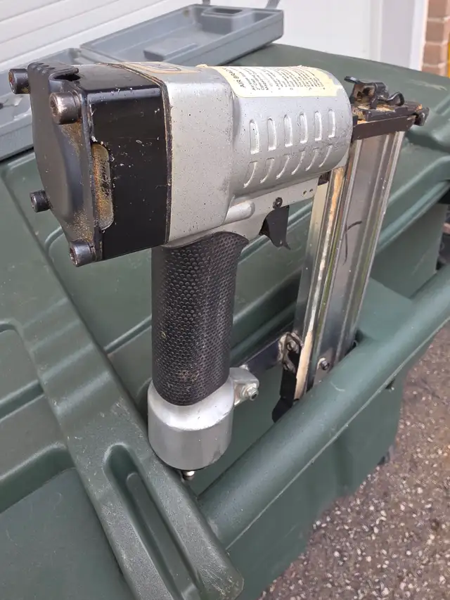 IDI Air Brad Nailer 18' Gauge With Hard Plastic Case And Nails - Photo 3