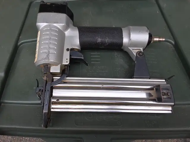 IDI Air Brad Nailer 18' Gauge With Hard Plastic Case And Nails - Photo 6