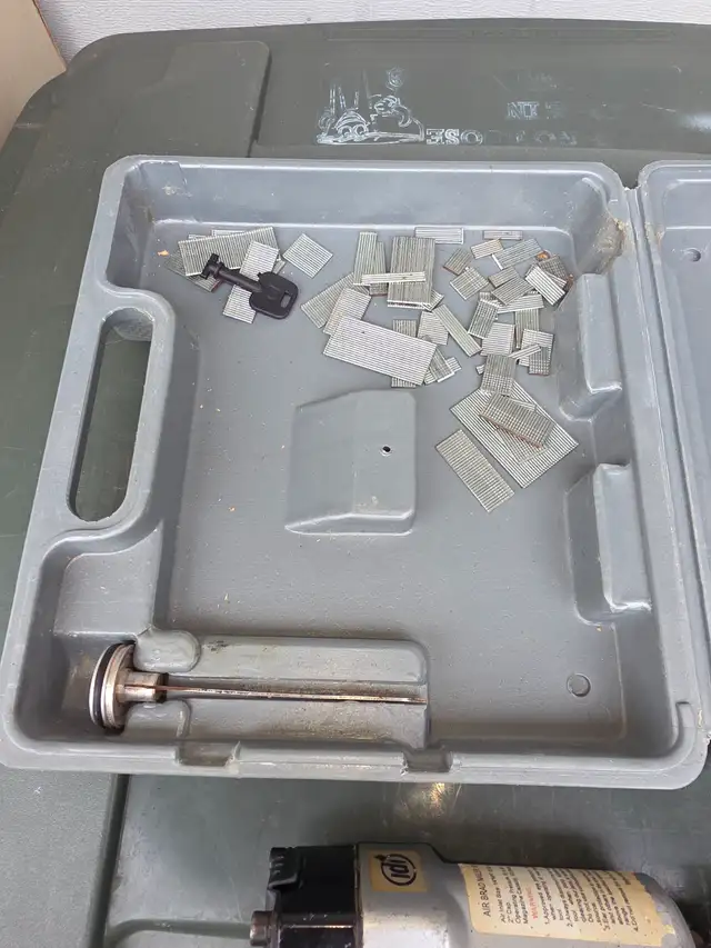 IDI Air Brad Nailer 18' Gauge With Hard Plastic Case And Nails - Photo 9