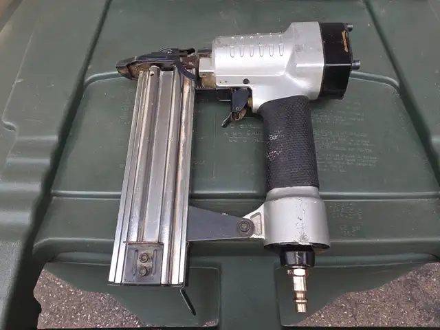 IDI Air Brad Nailer 18' Gauge With Hard Plastic Case And Nails - Photo 10