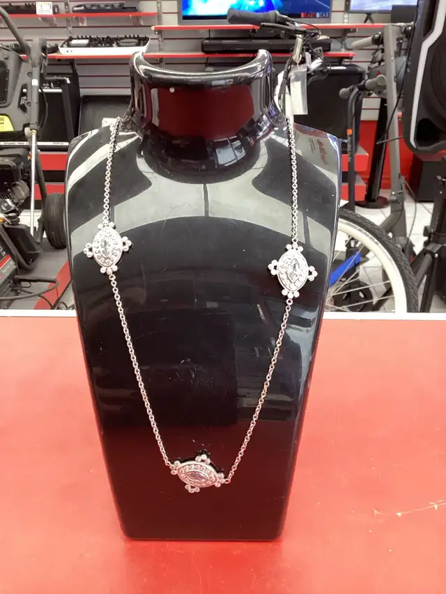 chaîne en argent avec 5 breloques intégré