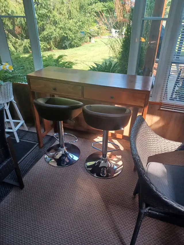 Counter height table and 2 swivel stools