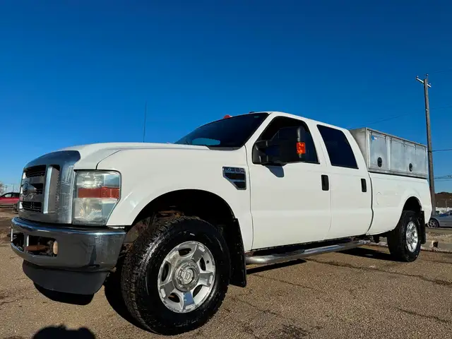 2010 Ford Super Duty F-350 SRW XLT Crew Cab - 8 FT BOX - TOMMY G