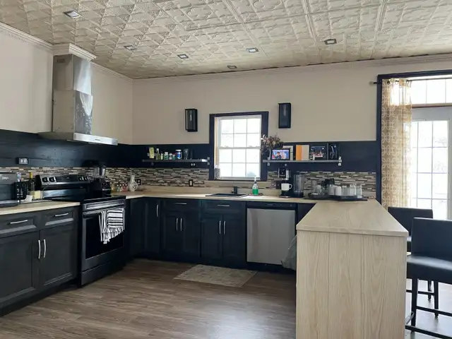 Large Country Home. No neighbours 1acre $850,000 Casselman, ON - Photo 3