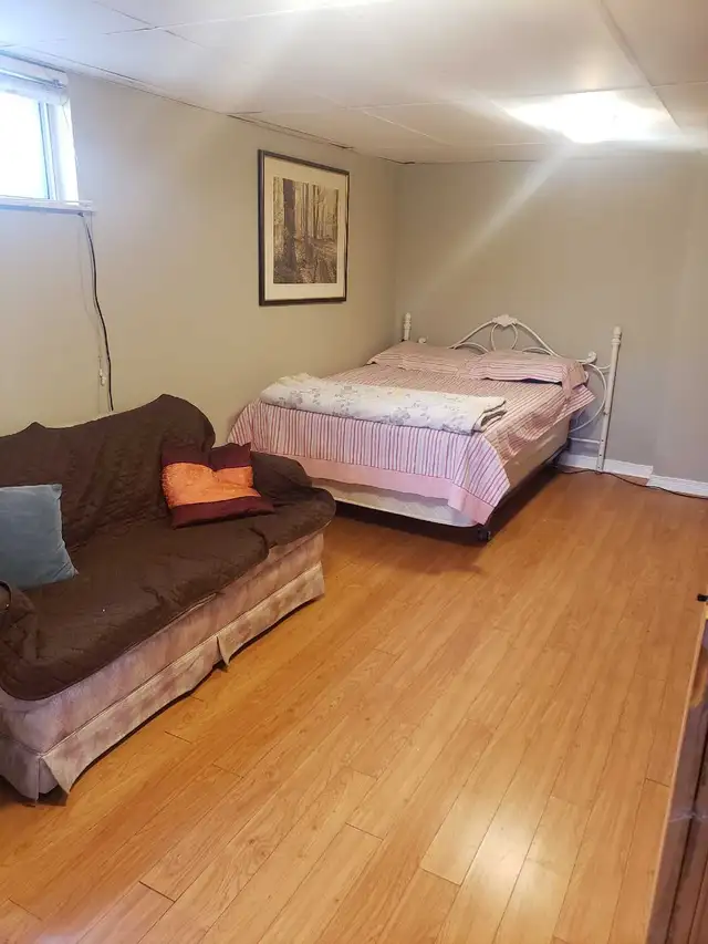 Bachelor Basement Apartment for Rent Warden & Eglinton - Photo 2