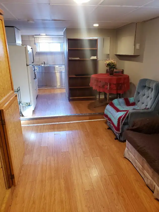 Bachelor Basement Apartment for Rent Warden & Eglinton - Photo 4