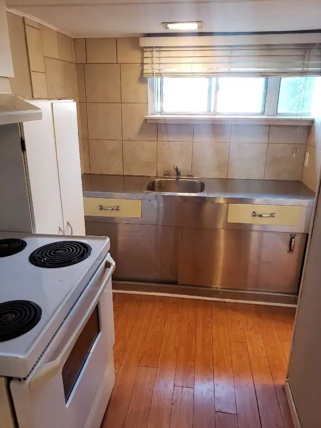 Bachelor Basement Apartment for Rent Warden & Eglinton - Photo 6