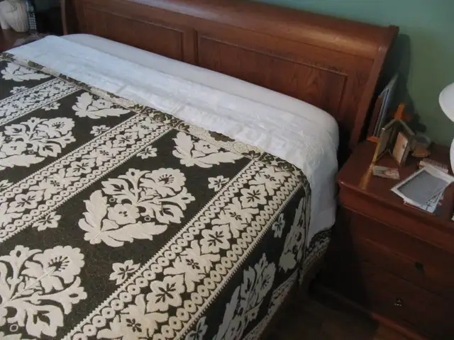 HPL Mobilier Louis Philippe Heritage Collection Wood Sleigh Bed - Photo 7