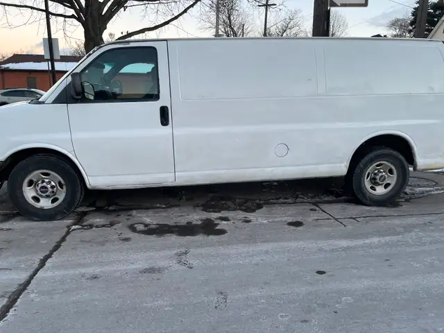2012 GMC Savana 2500 Cargo - Photo 2