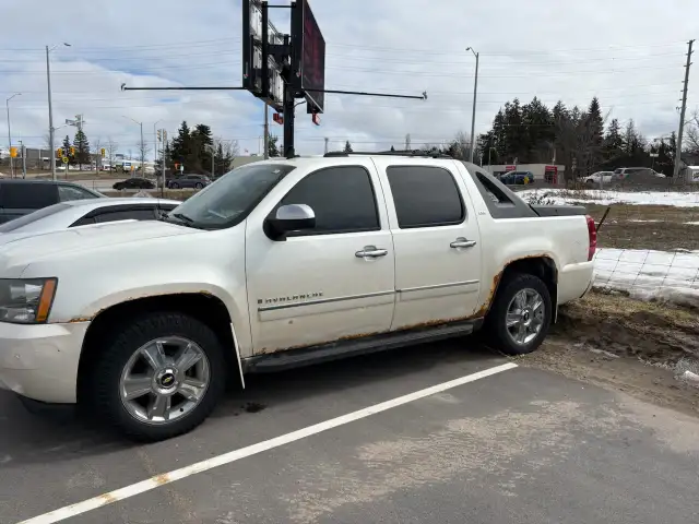 REDUCED- 2009 Chevy Avalanche- 4x4 - 195,000km