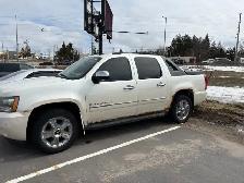 REDUCED- 2009 Chevy Avalanche- 4x4 - 195,000km