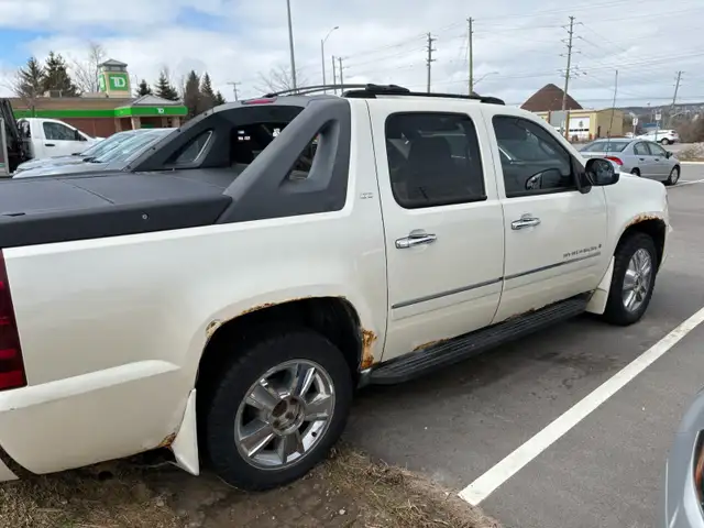 REDUCED- 2009 Chevy Avalanche- 4x4 - 195,000km - Photo 3
