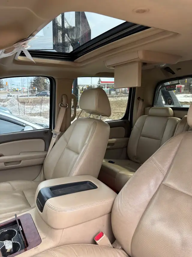 REDUCED- 2009 Chevy Avalanche- 4x4 - 195,000km - Photo 4
