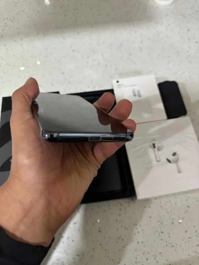 Samsung S21 128GB – Unlocked – Like New w/ AirPods & Charger - Photo 2