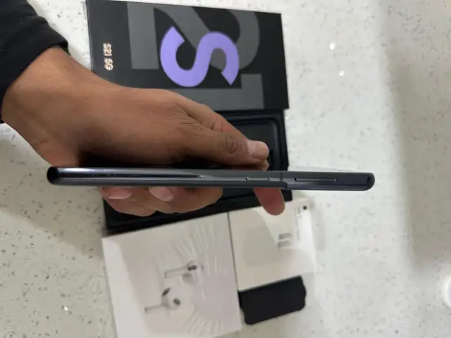 Samsung S21 128GB – Unlocked – Like New w/ AirPods & Charger - Photo 4