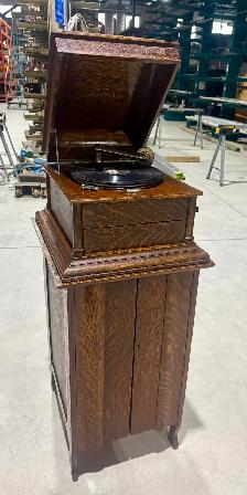 Antique Oak Wood Cabinet Phonograph ("Columbia Grafonola". 1920)