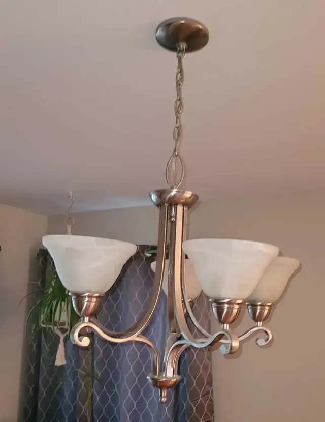 luminaires suspendu argent avec 5 globes 25$