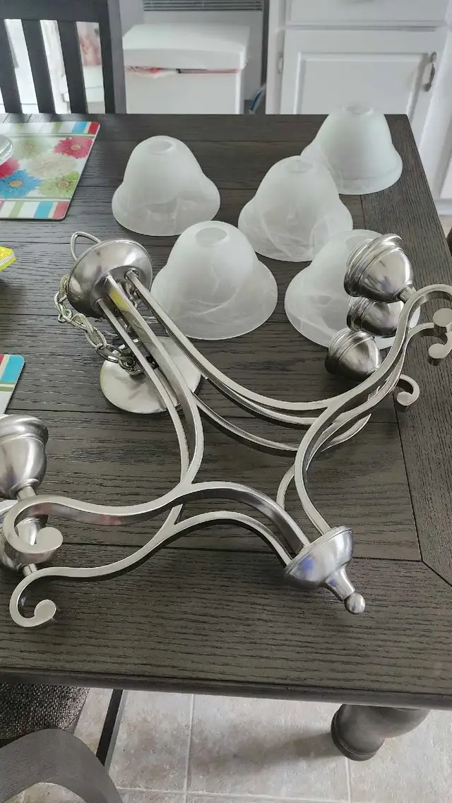luminaires suspendu argent avec 5 globes 25$ - Photo 3