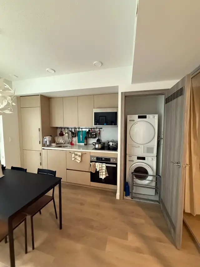 1 1 downtown core furnished condo rental - Photo 2