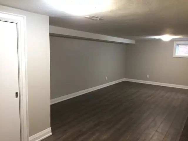 Renovated Large 1 Bedroom Basement Apartment Separate Entrance - Photo 3