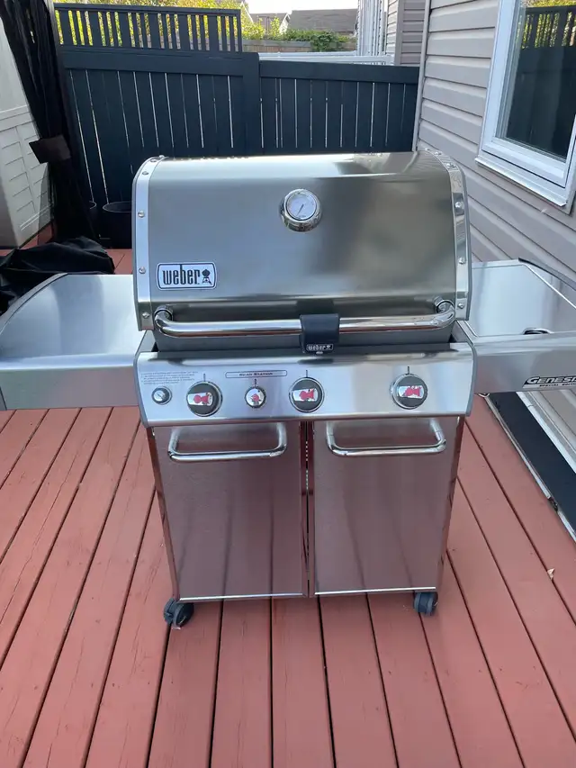 BARBEQUE LIKE A PRO!! Weber Genesis in great shape!
