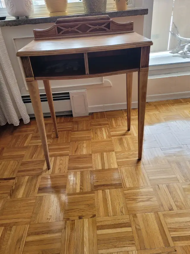 Vintage wooden desk / Pupitre en bois vintage