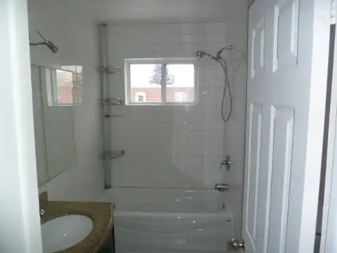 3 Bedrooms & 1 Bath Apartment - Photo 4