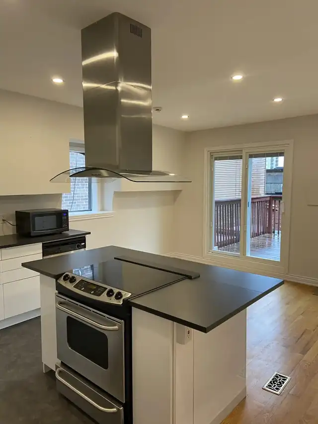 Bedroom with private bathroom - Downtown for May 1st