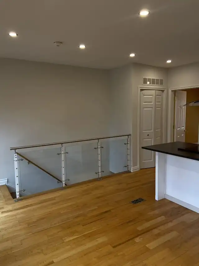 Bedroom with private bathroom - Downtown for May 1st - Photo 2