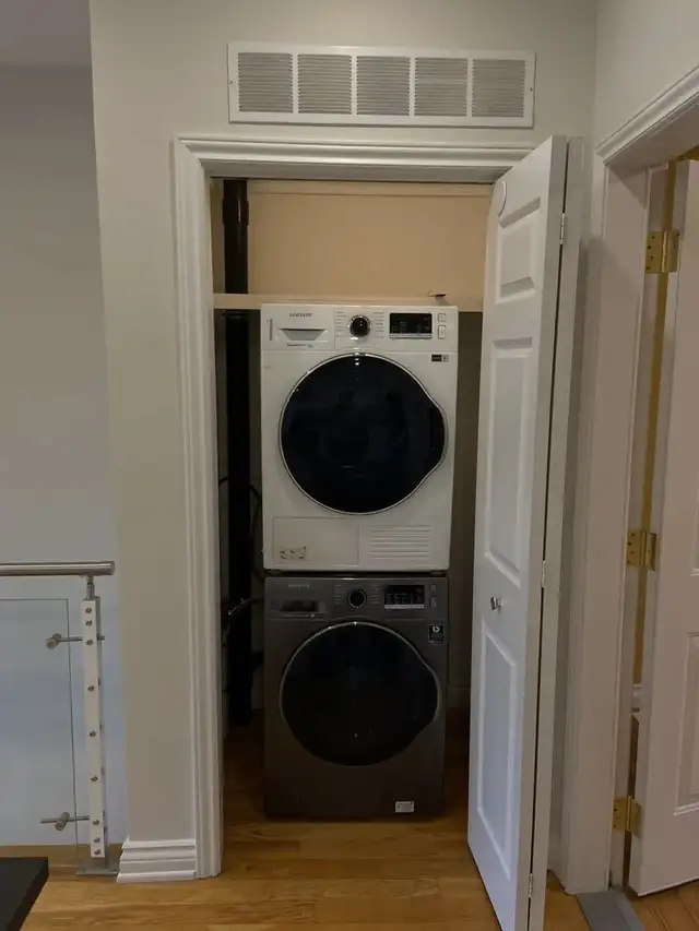 Bedroom with private bathroom - Downtown for May 1st - Photo 3