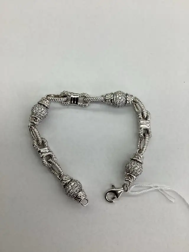 bracelet en argent avec pierres blanches