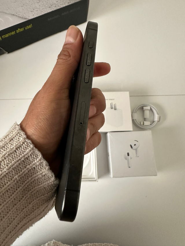 iPhone 15 Pro 128gb 89% batt Airpods/Fast Charger/Delivery - Photo 5