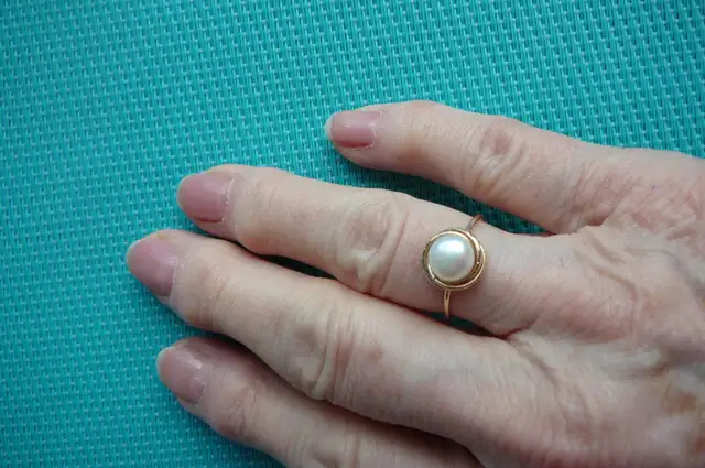 BAGUE en OR 14 k. sertie d'une Perle d'eau douce ( 7.5 )