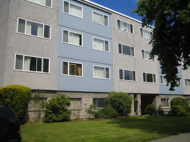 1 Bdr Top Floor Corner Unit near Cook St Village