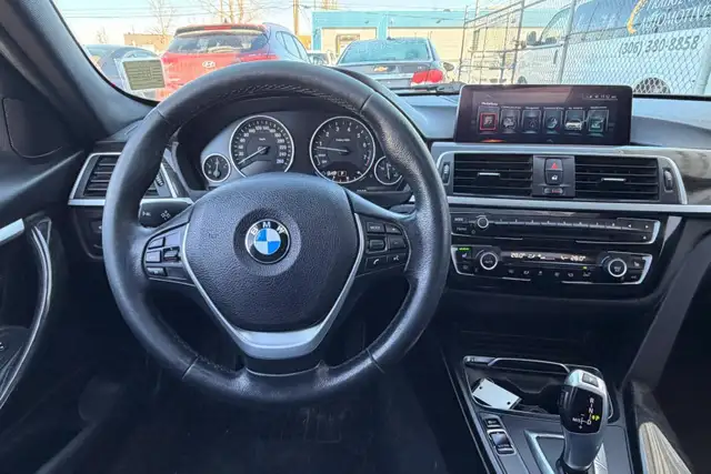 2017 BMW 3 Series 330i xDrive AWD - No Accident - Photo 10