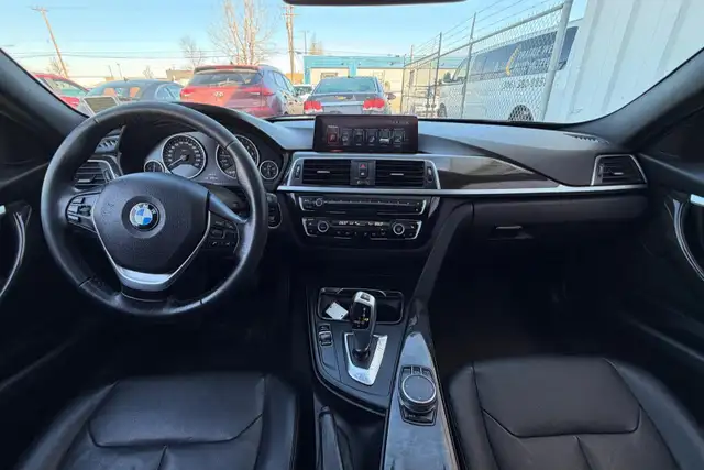 2017 BMW 3 Series 330i xDrive AWD - No Accident - Photo 11