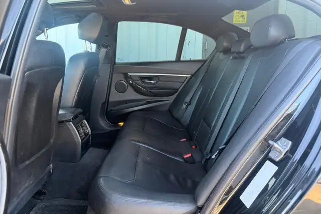 2017 BMW 3 Series 330i xDrive AWD - No Accident - Photo 18