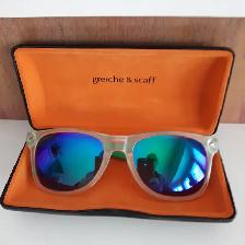 LUNETTE SOLEIL NEUVE EN PLASTIQUE SOLIDE 6'LARG DANS ÉTUI $15.00 - Photo 2