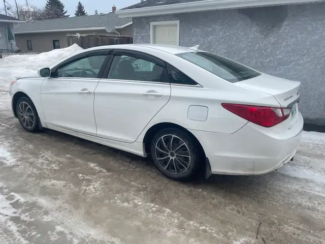 Hyundai Sonata - Photo 3