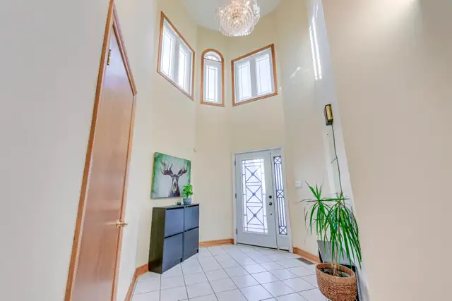 upstairs rooms May1st Dundas/Erin Mills Pkwy near UTM