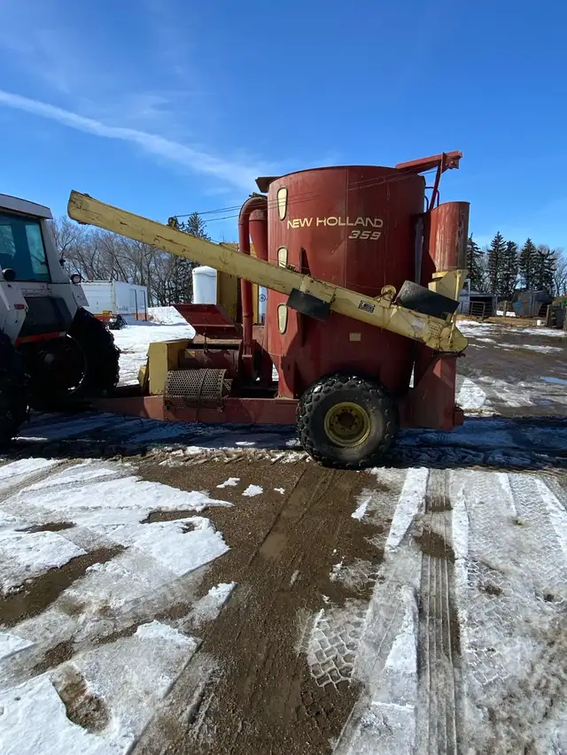 New Holland 359 mix mill